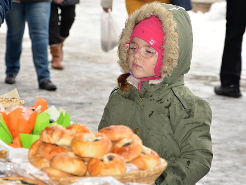 Prastarý svátek Masopust oslavili v sobotu v Rožnově pod Radhoštěm stovky lidí.Masopustní obchůzky z Valašska předvedly skupina masek z Francovy Lhoty a Valašský soubor písní a tanců Javořina z Rožnova p. R.