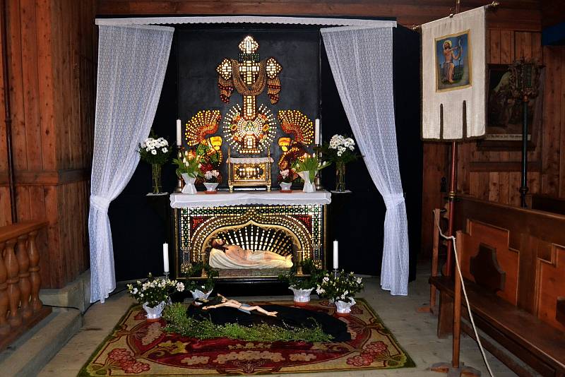 Unikátní Boží hrob z Nového Hrozenkova zrestaurovaný ve Valašském muzeu v přírodě v Rožnově pod Radhoštěm.