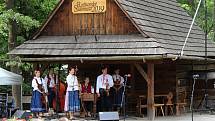 Na 40. Rožnovských slavnostech se představili v pátek 5. července 2019 absolventi Školy mladých odzemkářů. Doprovázela je cimbálová muzika souboru Radhošť.