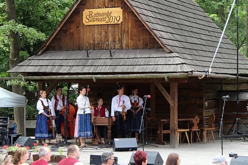 Na 40. Rožnovských slavnostech se představili v pátek 5. července 2019 absolventi Školy mladých odzemkářů. Doprovázela je cimbálová muzika souboru Radhošť.