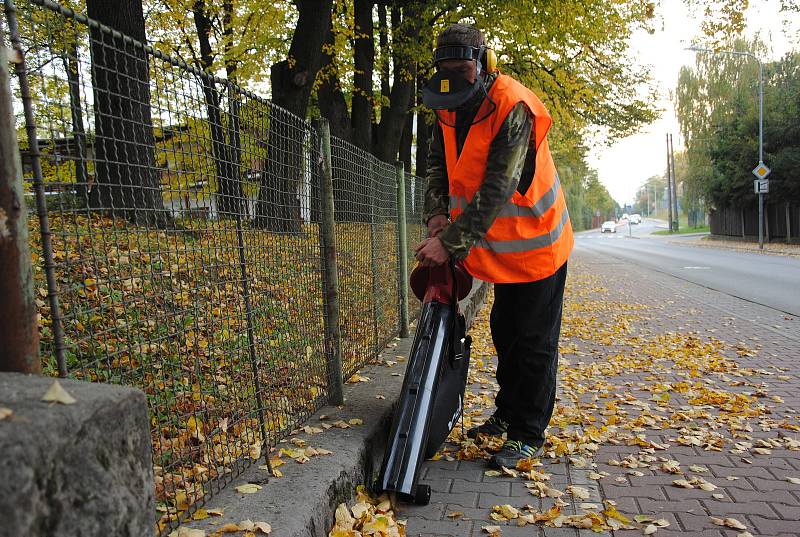 Pracovníci Technických služeb Valašské Meziříčí využívají nové stroje na úklid spadaného listí a jehličí; říjen 2017