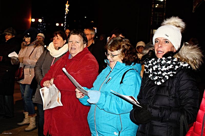 Ve Vsetíně si přišlo 11. prosince 2019 na terasu domu kultury zazpívat koledy s Deníkem na dvě stovky lidí. Hudebně doprovázela vsetínská kapela Dareband za podpory sboru ze Střední školy Kostka.