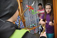 Mladí chlapci v Lidečku vyrazili na šmigrust s tatary z vrbového proutí i větvičkami pichlavého jalovce. Lidečko, velikonoční pondělí, 28. března 2016