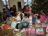 Děti v dětském domově v Liptále rozbalily přes stovku dárků.