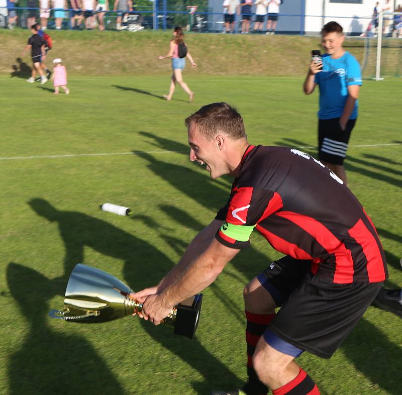 Fotbalisté Francovy Lhoty (červeno-černé dresy) zvítězili na hřišti Hrachovce 3:0 a postoupili do Krajského přeboru.