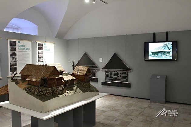 Výstava Karpatské roubenky v Muzeu regionu Valašsko na Zámku Lešná u Valašského Meziříčí.