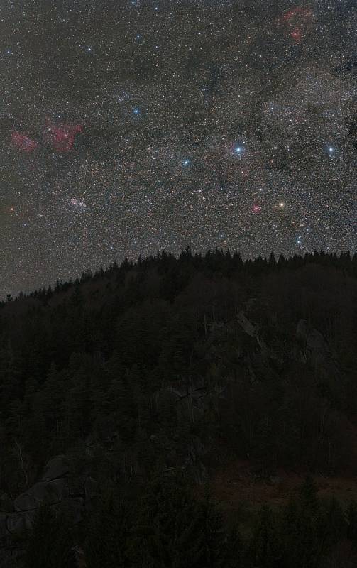 Vlastimil Musil se zabývá astrofotografií od roku 2009. Snímek Cassiopeia a Pulčínské skály zachycuje souhvězdí Cassiopei s okolní Mléčnou dráhou, mlhovinami a hvězdokupami, společně s největším pískovcovým skalním městem v moravských Karpatech.