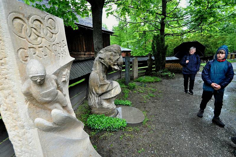 Návštěvě Valašského muzea v přírodě nepřálo v sobotu 22. května 2021 počasí, přesto si sem lidé cestu našli.