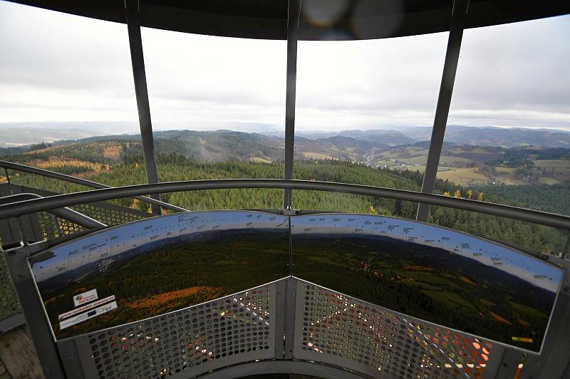 Seninka - Rozhledna Vartovna je oblíbený turistický cíl. Stojí na stejnojmenném vrchu v nadmořské výšce 651 metrů.