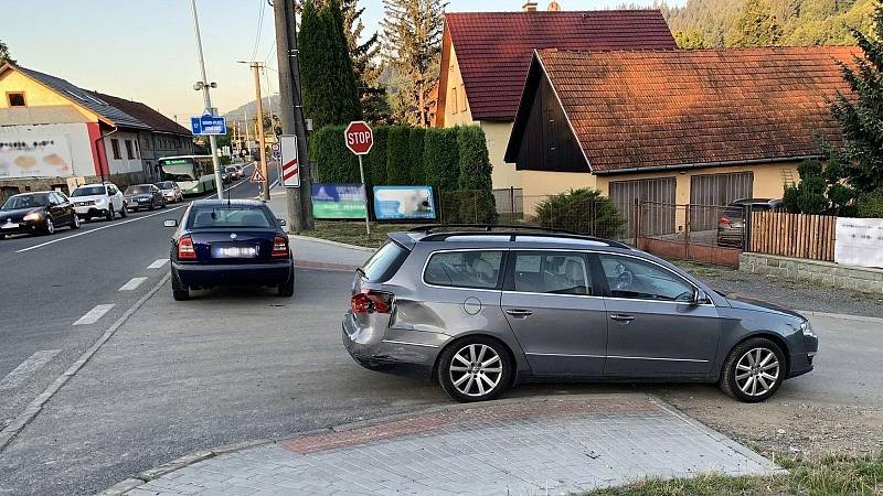 Záchranáři zasahují ve čtvrtek 4. srpna 2022 ráno u dopravní nehody osobního automobilu a skútru v Ústí na Vsetínsku.