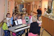 Adventní čas pacientům Nemocnice Valašské Meziříčí zpříjemnilo vystoupení dětí mateřské školy. Na dětském oddělení nechybí nazdobený stromeček.