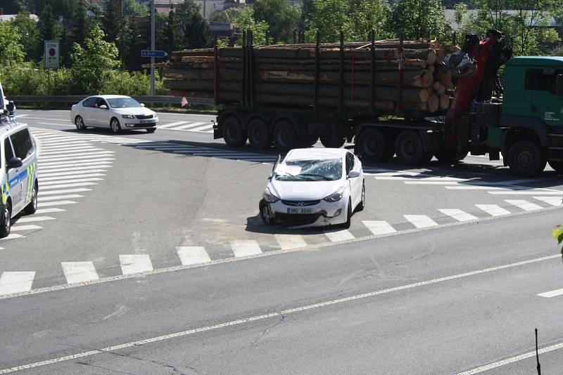 Řidička z Valašského Meziříčí převrátila svoje auto na střechu. Za havárii může hmyz, který ženě vletěl do auta a po kterém se ohnala.