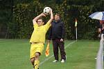 Fotbalisté Kladerub (žluté dresy) doma prohráli s vedoucí Jarcovou 1:2.