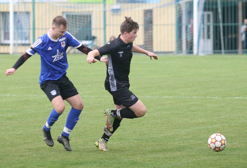 Fotbalisté Vigantic (v černém) se rozloučili s podzimní části I. A třídy skupiny A v derby s Rožnovem pod Radhoštěm přesvědčivou výhrou 5:0. Lví podíl na ni měli největší hvězdy Vigantic Milan Baroš a René Bolf, kteří dali po jedné brance, domácí útočník 