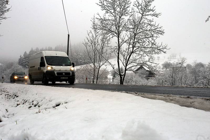 První sníh na silnici na kopci Sirákov nad obcí Liptál.