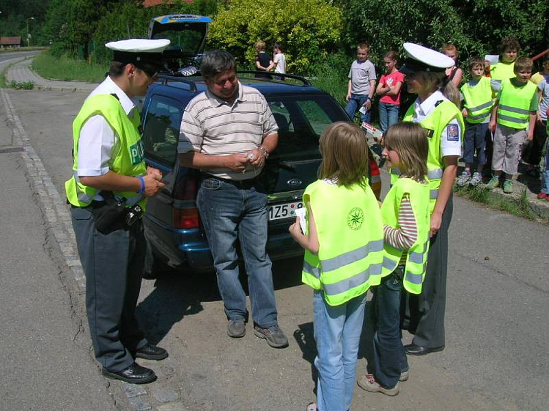 Děti asistovaly policistům při silničních kontrolách 