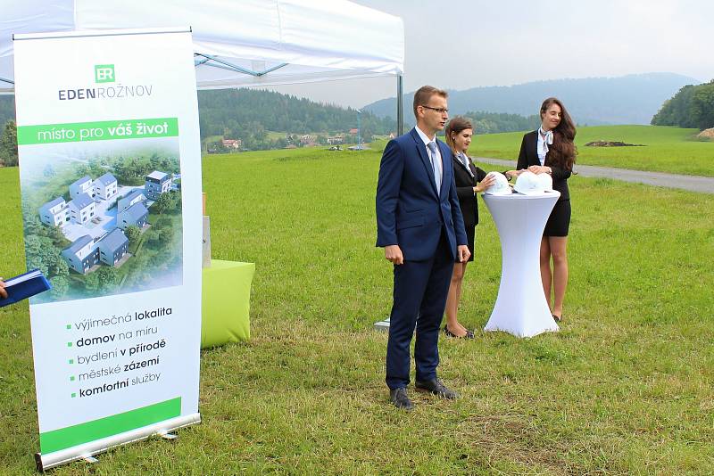 Nové byty na kopci nad Rožnovem s výhledem na Radhošť ponesou název Eden. Základní kámen položili zástupci developera, dodavatele i města 14. června 2018