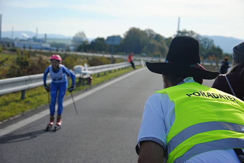 Sportovci na kolečkových lyžích na trati závodu z valašskomeziříčské části Bynina na kopec Vysoká u Lešné; sobota 12. října 2019