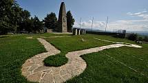Valašské Meziříčí - památník osvobození byl na vrchu Helštýn nad Valašským Meziříčí odhalen 17. října 1948