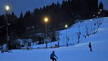 Lyžaři ve Skiareálu Sachova Studánka v Horní Bečvě; sobota 3. ledna 2015