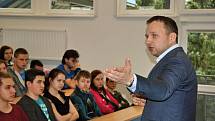 Ministr zemědělství Marian Jurečka navštívil Integrovanou střední školu ve Valašském Meziříčí