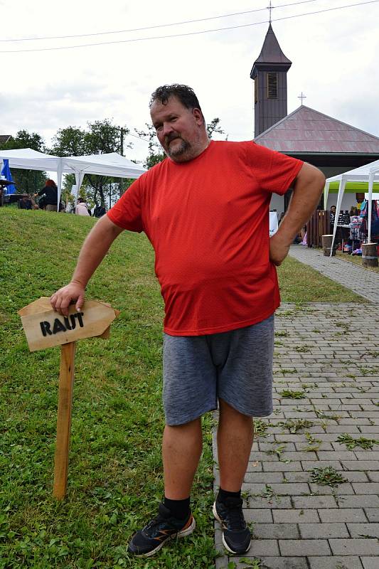 Téměř tři stovky věrných návštěvníků přijely 27. července 2019 i přes uplakané počasí na Pulčín na 24. Amfolkfest. Spolupořadatel a zakladatel festivalu Petr Drobek Pajzák.