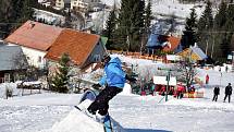 Ve snowparku Taros v lyžařském areálu Sachova studánka v Horní Bečvě se v sobotu 29. ledna konal Snowboard Jam pro děti do patnácti let.