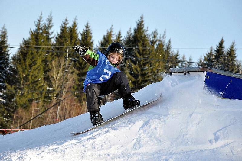 Ve snowparku Taros v lyžařském areálu Sachova studánka v Horní Bečvě se v sobotu 29. ledna konal Snowboard Jam pro děti do patnácti let.