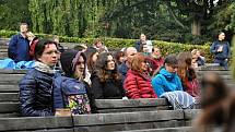 Lidé sledují program v amfiteátru v parku ve Valašském Meziříčí na prvním ročníku Envirofestu Bečva; neděle 19. září 2021