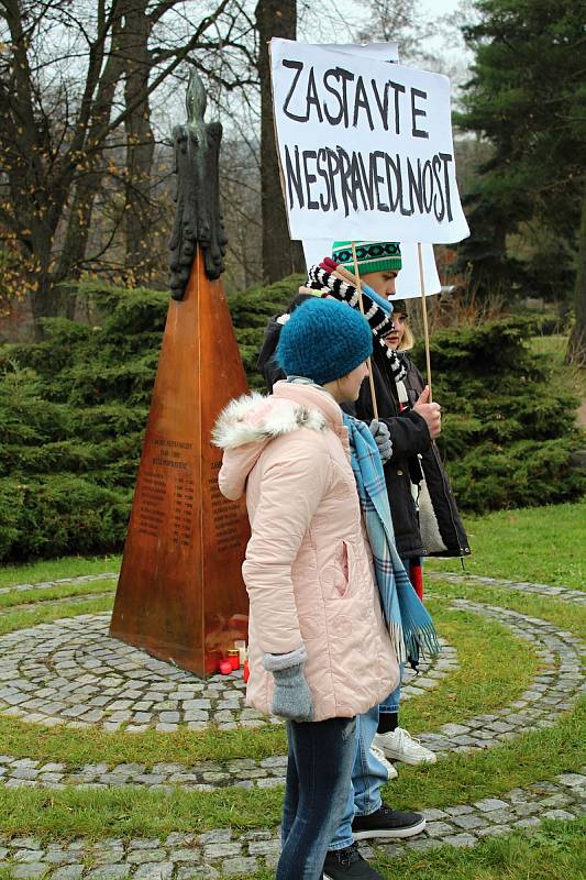 Desítky lidí si u příležitosti Dne boje za svobodu a demokracii připomněly historicky významný den. U památníku obětem totality v Panské zahradě ve Vsetíně zavzpomínala na listopadové události zástupci města a Blanka Andělová ze Svazu bojovníků za svobodu