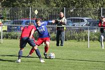 Fotbalisté Valašského Meziříčí (modré dresy) ve svátečním zápase podlehli Hlubině 1:2.