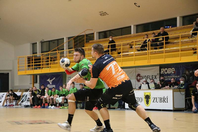 Extraligoví házenkáři Zubří (v zeleném) v rámci 3. kola Evropského poháru v odvetě sice doma porazili Plzeň 32:28, ale v součtu dvou utkání slavili postup Západočeši.