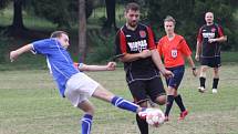 Fotbalisté Krhové B (černé dresy) doma porazili Študlov 4:1.