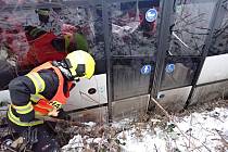 Záchranáři zasahují ve středu 14. prosince 2022 u havárie linkového autobusu, který sjel ze silnice mezi Bystřičkou a Mikulůvkou na Vsetínsku.
