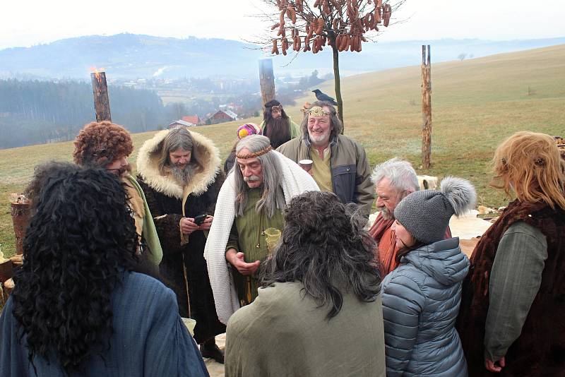 Herci a filmaři dokončili natáčení valašské pohádky Největší dar. V pátek 17. ledna 2020 dotáčeli v Podlesí záběry pro promo videa. V rolích bohů se představí Bolek Polívka, Pavel Nový či Martin Stránský.