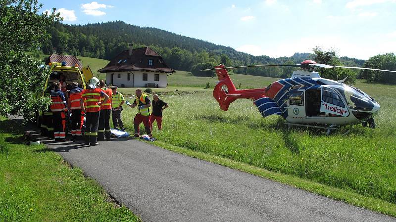 Nehoda motorky v Prostřední Bečvě si vyžádala jeden lidský život. Vrtulník přiletěl na místo události dvakrát.