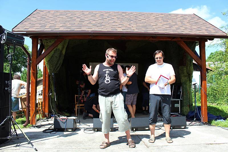 Dvaadvacátý ročník Amfolkfestu neboli Festivalu na konci světa se konal v sobotu 29. července v osadě Pulčín na Hornolidečsku.