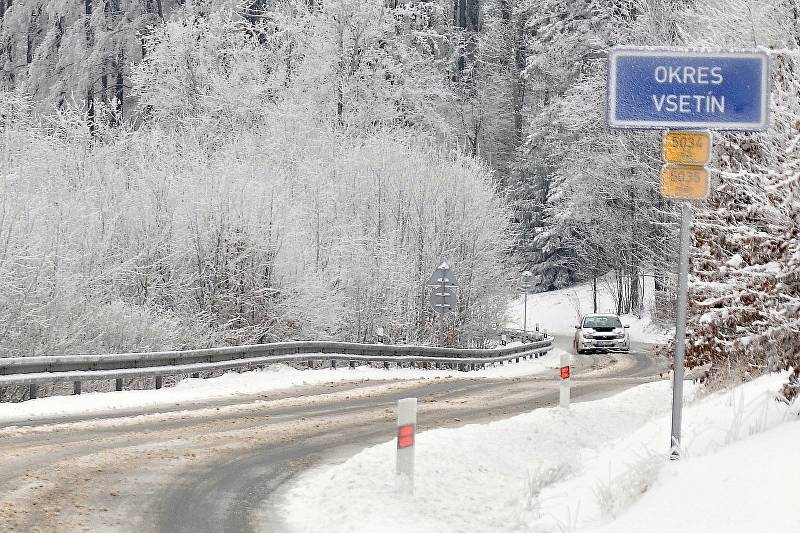 Na silnici na Trojáku na pomezí Vsetínska a Kroměřížska ležely v pondělí dopoledne zbytky rozježděného sněhu.