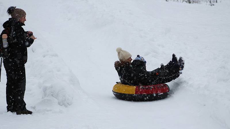 Děti si užívají zimních radovánek na snowtubingové dráze ve Ski areálu Razula ve Velkých Karlovicích.