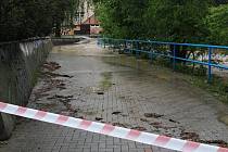 Rozvodněný potok Rokytenka ve vsetínské místní části Rokytnice ve středu 22. května 2019 zaplavil chodníku u zimního stadionu Na Lapači.