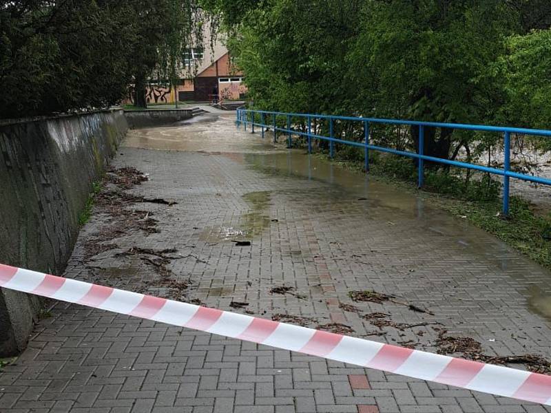 Rozvodněný potok Rokytenka ve vsetínské místní části Rokytnice ve středu 22. května 2019 zaplavil chodníku u zimního stadionu Na Lapači.