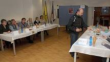 V Zubří u Valašského Meziříčí volili obyvatelé kromě nového prezidenta republiky také v místním referendu. V jedné volební místnosti tak byly dvě hlasovací schránky.