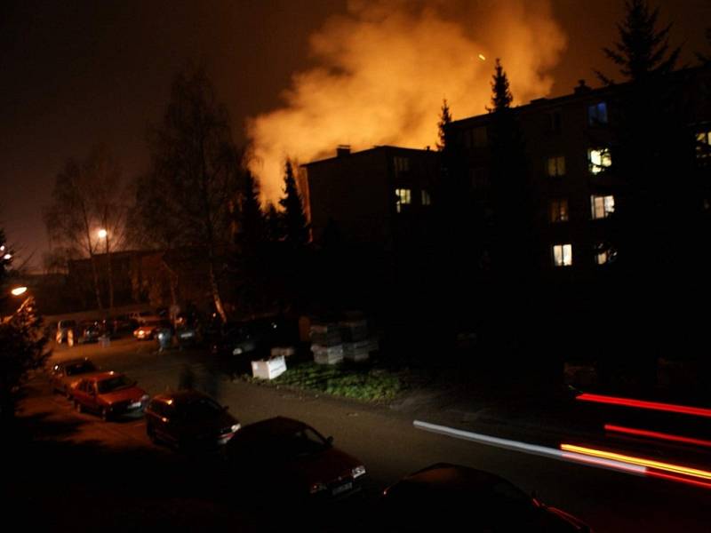Rozsáhlý požár zasáhl objekt pily na Nádražní ulici ve Valašském Meziříčí. 