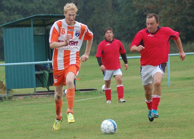 Fotbalisté Polic (oranžovobílé dresy) doma prohráli s Ratiboří B 1:4.