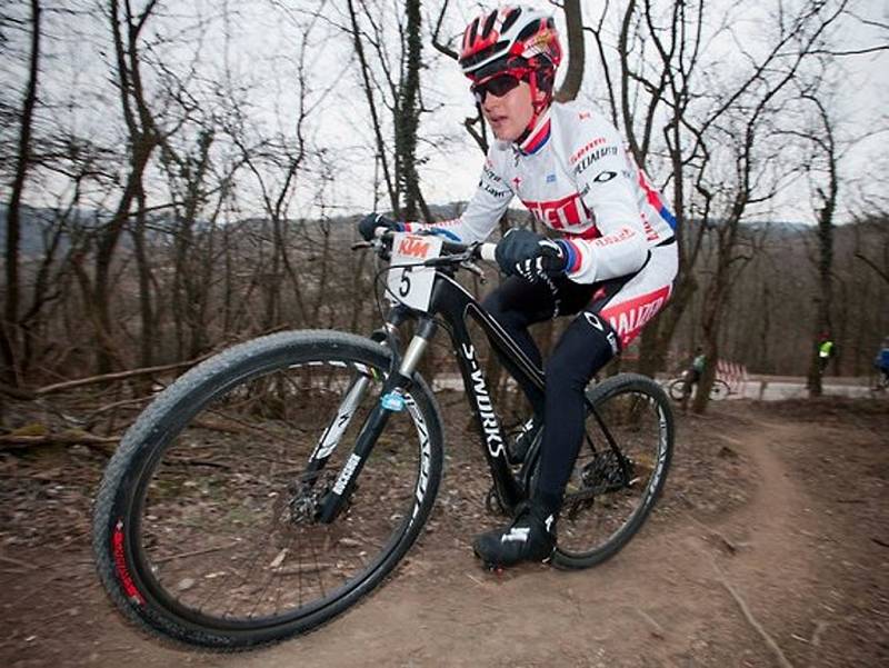 Tereza Huříková v novém dresu týmu Specialized Racing na trati vítězného závodu v Langenlois. 