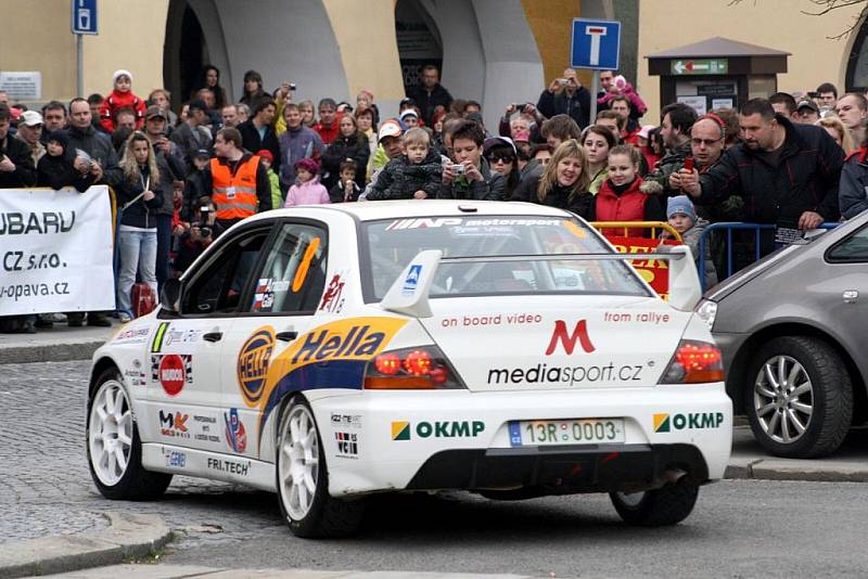 Start 30. ročníku Bonver Valašské rally na náměstí ve Valašském Meziříčí.