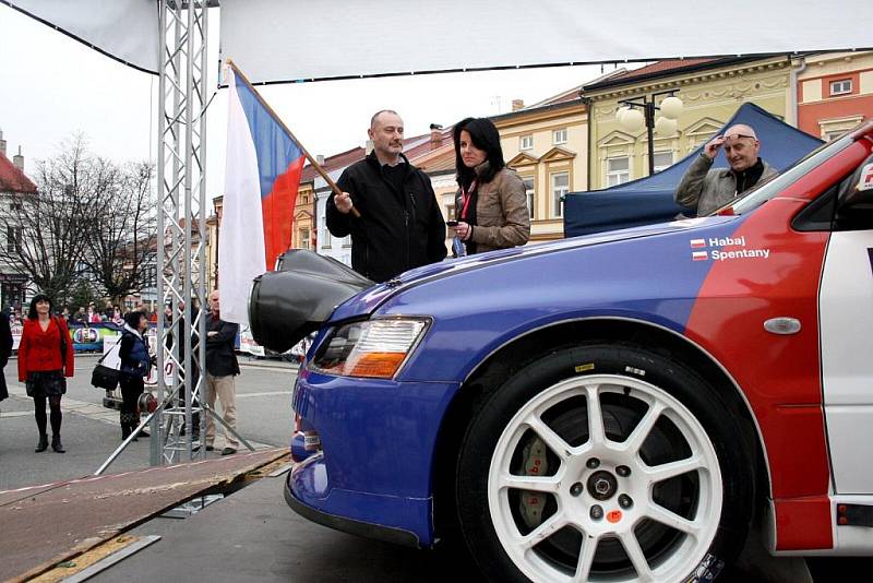 Start 30. ročníku Bonver Valašské rally na náměstí ve Valašském Meziříčí.