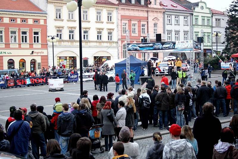 Start 30. ročníku Bonver Valašské rally na náměstí ve Valašském Meziříčí.