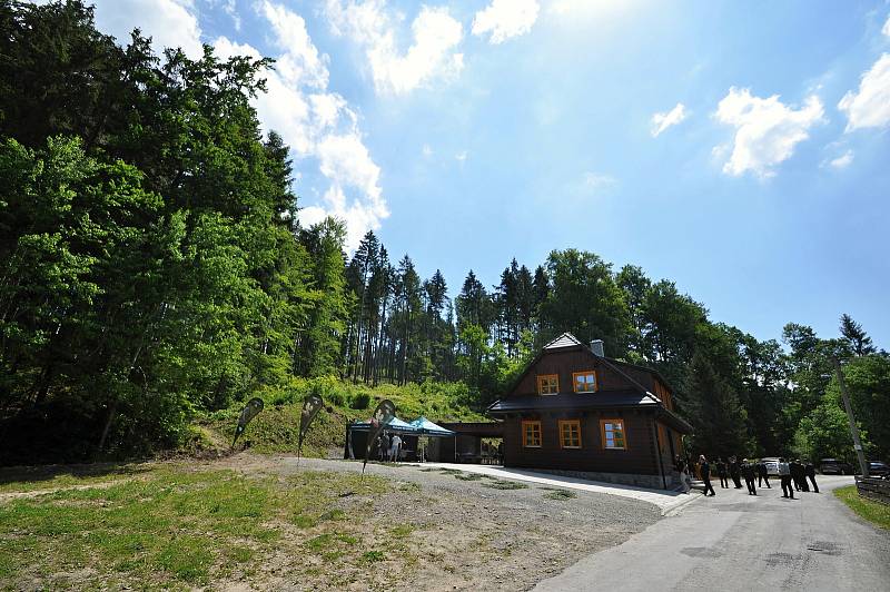 Slavnostní otevření nové hájovny, kterou ve Valašské Bystřici postavily Lesy ČR. Stojí na místě roubenky z roku 1920, která se přesouvá do nově vznikajícího areálu Kolibiska ve Valašském muzeu v přírodě v Rožnově.
