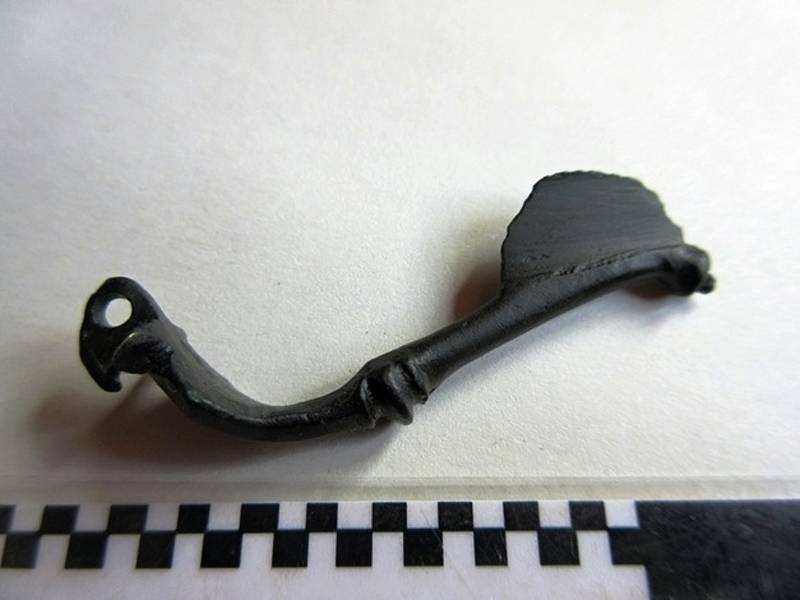 Nalezená kovová spona ze starší doby římské.